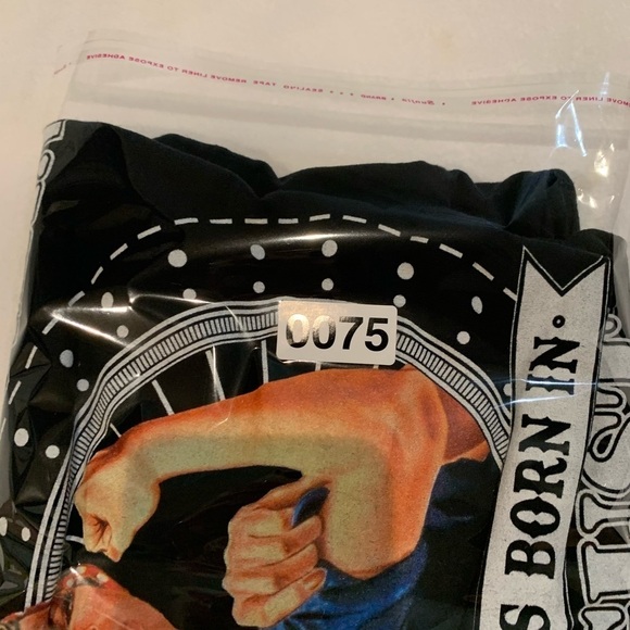 Fruit of the Loom Never Underestimate A Woman Who Was Born In August BlackT Sz L - Picture 6 of 6